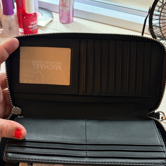 Jet Set Large Logo Wallet - Picture 5 of 10